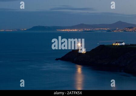 Baily Leuchtturm bei Nacht in Howth, Dublin, Irland Stockfoto