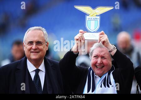 Lazio-Vorsitzender Claudio Lotito und Suor Paola vor dem italienischen Champions-Serie-A-Fußballspiel zwischen SS Lazio und Spal 2013 am 02. Februar 2020 im Stadio Olimpico in Rom, Italien - Foto Federico Proietti/ESPA-Images Stockfoto