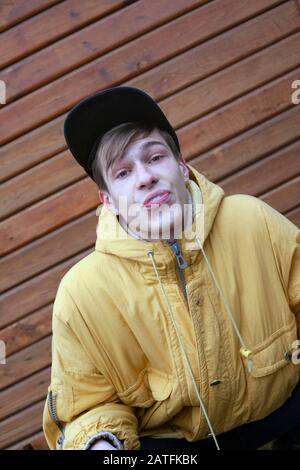 Ein kakzender Kerl spuckt und faltet sein Gesichtsporträt. Stockfoto