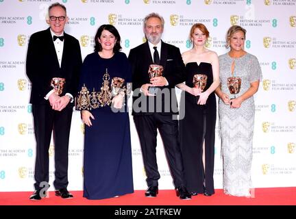 Callum McDougall, Pippa Harris, Sam Mendes, Krysty Wilson-Cairns und Jayne-Ann Tenggren mit ihrer Auszeichnung für Den Herausragenden britischen Film im Presseraum bei den 73. British Academy Film Awards in der Royal Albert Hall, London. Stockfoto