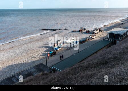 Fischerboote im Winter Sonnenschein am Cromer Strand, Cromer, Norfolk Stockfoto