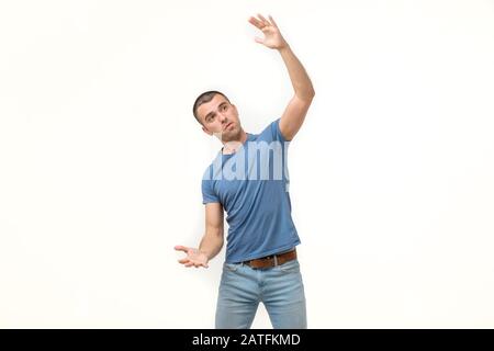 Hispanischer Mann hält zwei Hände vor sich und zeigt die riesige Größe auf weiß isoliertem Hintergrund im Studio. Stockfoto