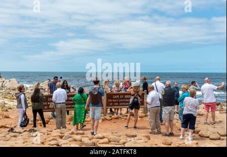 Besucher stehen rund um das Schild "Cape of Good Hope" im Cape Point National Park, Südafrika Stockfoto