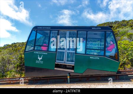 Touristen fahren mit der Standseilbahn Flying Dutchman von der Aussichtsplattform unterhalb des alten Cape Point Leuchtturms, Cape Point National Park, Südafrika Stockfoto