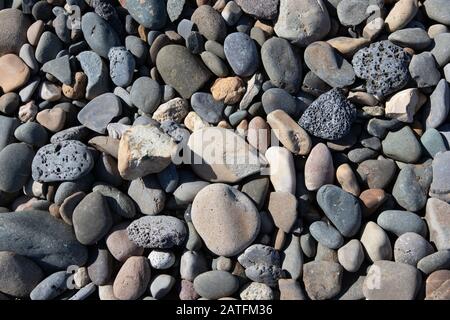 Meeressteine Hintergrund. Graue, weiße Steine am Strand Stockfoto