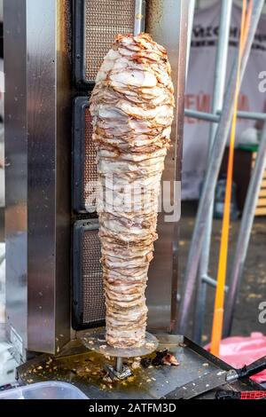 Gegrilltes Hühnerkebab oder Shawarma ist eines der beliebtesten Schnellgerichte. Kochen im Freien Stockfoto