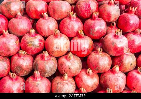 Hintergrund aus roten frischen Granatapfeln naht Stockfoto