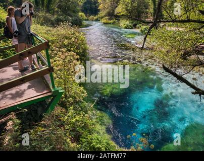 Blue Eye (SYRI ich Kalter, Azure Auge), Quelle, Quelle des Flusses Bistrice (Bistrica), in der Nähe der Muzine, Albanien Stockfoto