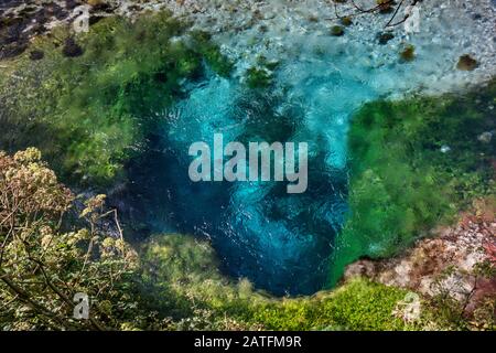 Blue Eye (SYRI ich Kalter, Azure Auge), Quelle, Quelle des Flusses Bistrice (Bistrica), in der Nähe der Muzine, Albanien Stockfoto