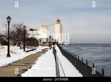 Oswego, New York, USA. Januar 2020. Blick auf einen öffentlichen Gehweg mit Blick auf den Hafen von Oswego und den See Ontario in Oswego, New York an einem Winternachmittag Stockfoto