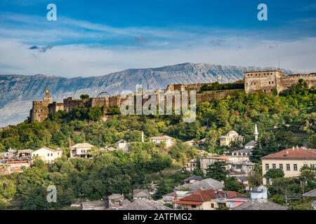 Schloss im Laufe des 19. Jahrhunderts traditionellen osmanischen Stil Häuser, in Gjirokastra (gjirokaster), UNESCO-Weltkulturerbe, Albanien Stockfoto