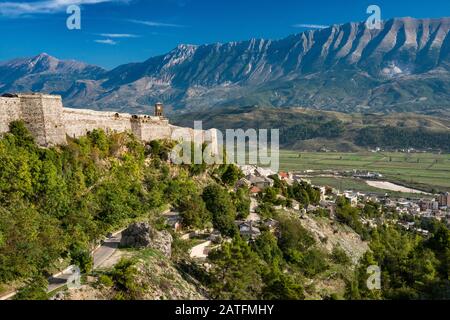 Burg über der Stadt, Tal des Drino-Flusses, Lunxheri-Gebirge, in Gjirokastra (Gjirokaster), UNESCO-Weltkulturerbe, Albanien Stockfoto