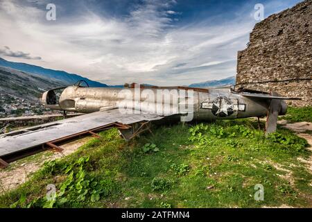 Überreste von Lockheed T-33A Shooting Star, zweisitzigen Düsentrainer der US Air Force, ausgestellt auf Schloss in Gjirokastra (Gjirokaster), Albanien Stockfoto