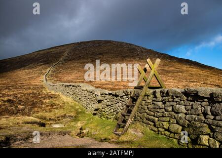 Halten Sie sich über die Mourne Wall in Hare's Gap, Mourne Mountains, County Down, Nordirland. Stockfoto