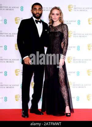 Anthony Welsh und Lily-Rose Depp im Presseraum bei den 73. British Academy Film Awards in der Royal Albert Hall, London. Stockfoto