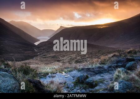 Ben Crom Reservoir in den Mourne Mountains, County Down, Nordirland, bei Sonnenuntergang gesehen Stockfoto