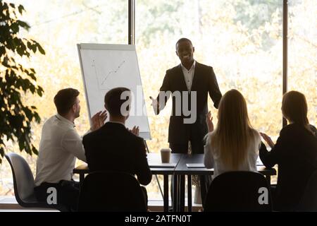 Afrikanischer Wirtschaftstrainer erntet Applaus und Wertschätzung für die Präsentation Stockfoto