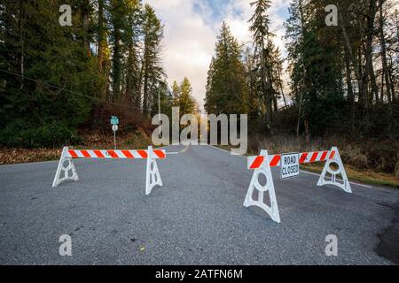 Die Straße ist durch Hindernisse gesperrt Stockfoto