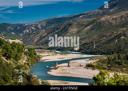 Ali Pasha Bridge, 18. Jahrhundert, über den Fluss Vjoses (Vjose), links sichtbares Burgfragment, in Tepelena (Tepelene), Albanien Stockfoto