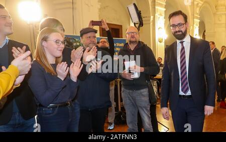 Leipzig, Deutschland. Februar 2020. Sebastian Gemkow (CDU, r), Wissenschaftsminister von Sachsen und Kandidat der CDU für die Bürgermeisterwahl, erhält am Wahlabend im neuen Rathaus von seinen Parteifreunden Glückwünsche. Am selben Tag konnten rund 470.000 Leipziger Bürger für die nächsten sieben Jahre ihren Oberbürgermeister wählen. Amtsinhaber jung (SPD) hat beim CDU-Kandidaten einen harten Gegner, den sächsischen Wissenschaftsminister Gemkow. Erste Zählungen prognostizieren ein Nacken- und Nackenrennen mit Vorteilen für die CDU. Credit: Dpa Picture Alliance / Alamy Live News Stockfoto