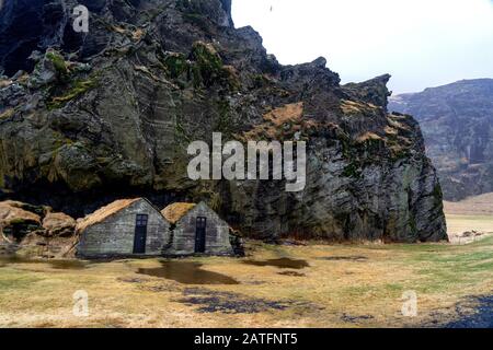 Kleine traditionelle Steinhäuser in Island am Hang Stockfoto