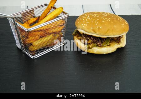 Philadelphia Cheese Steak Sandwich mit süßen Topatoe Pommes Frites Stockfoto