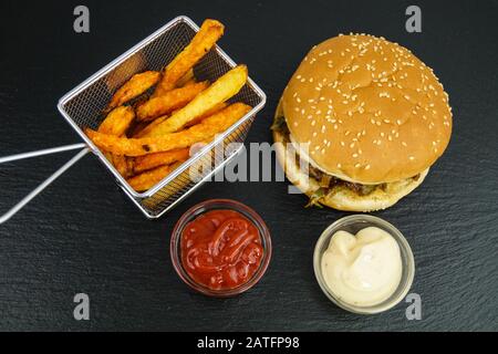 Philadelphia Cheese Steak Sandwich mit süßen Topatoe Pommes Frites Stockfoto