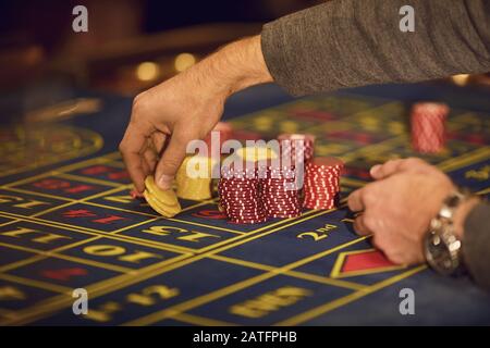 Ein Spieler spielt Roulette in einem Casino. Stockfoto