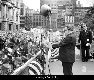 Bürgermeister Fiorello LaGuardia spricht die Menge bei der D-Day Rally, Madison Square, New York City, New York, USA, 6. Juni 1944 an Stockfoto