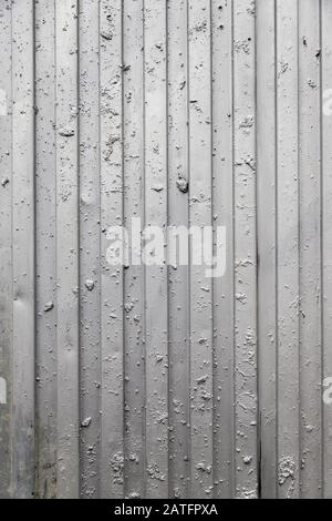 Metallischer Hintergrund mit Rauheit, Strukturdetails auf glänzendem silberfarbenem Hintergrund Stockfoto