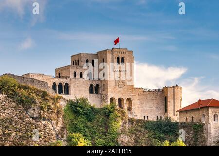 Historisches Museum (Skanderbeg Museum), Blick vom Panorama Hotel in Kruja, Albanien Stockfoto