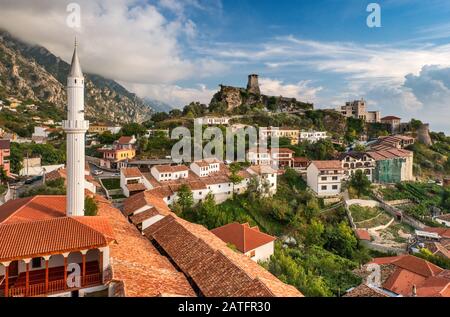 Schloss, Skanderbeg Museum, Minarett, Blick vom Panorama Hotel in Kruja, Albanien Stockfoto