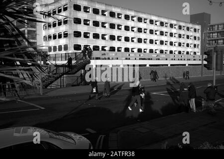 AJAXNETPHOTO. JANUAR 2013. WORTHING, ENGLAND - RAUMSCHONER - PARKHAUS IN DER STADT VOR PSYCHADIC-UMLACKIERUNG. FOTO: JONATHAN EASTLAND/AJAX REF:LM130101 569 Stockfoto