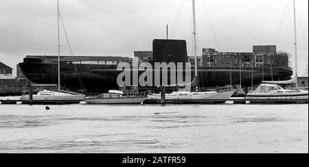 AJAXNETPHOTO. APRIL 1982. GOSPORT, ENGLAND. - UNTERMUSEUM DER ROYAL NAVY - HMS ALLIANCE, EIN U-BOOT DER KLASSE, HOCH UND TROCKEN IN IHRER NEUEN RUHESTÄTTE BEI HASLER. FOTO: JONATHAN EASTLAND/AJAX REF:820604001 Stockfoto