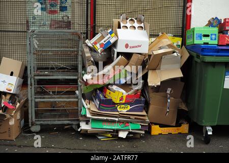 AJAXNETPHOTO. WORTHING, ENGLAND. - LEBENSMITTELVERPACKUNGEN - KARTONS AUS PAPPE UND FRISCHEN GEMÜSEKARTONS, DIE AUF DER STRASSE GESTAPELT SIND, WARTEN AUF MÜLLABFUHR UND RECYCLING.FOTO: JONATHAN EASTLAND/AJAX REF:LM131904/05 8714 Stockfoto