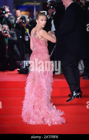 Scarlett Johansson nimmt an den 73. British Academy Film Awards in der Royal Albert Hall in London. Stockfoto