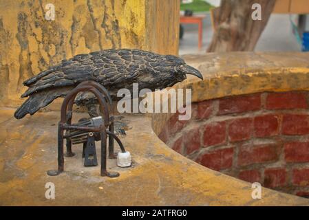 Krähenskulptur im Park der Cachiche Hexen in ICA Stockfoto