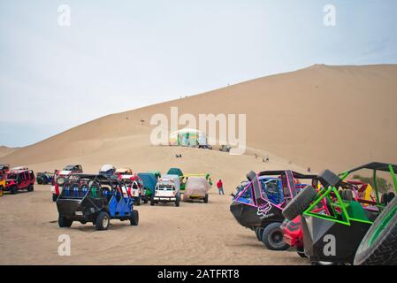 Viele geparkte Dünenbuggies für die Erholung im Freien in Huacachina peru Stockfoto