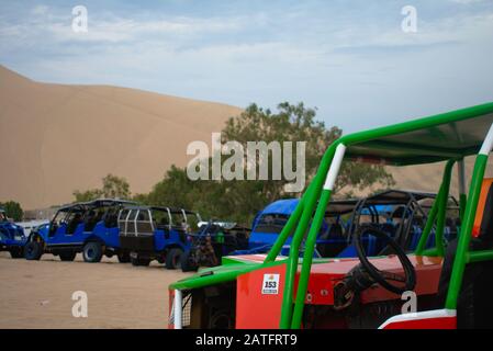 Viele geparkte Dünenbuggies liegen in der Nähe für die Erholung im Freien in Huacachina Ica Stockfoto