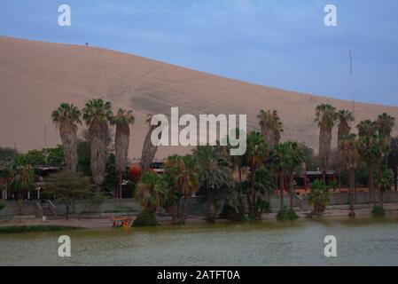 Landschaft des Oasensees mit vielen Palmen Erholung im Freien in Huacachina Ica Stockfoto