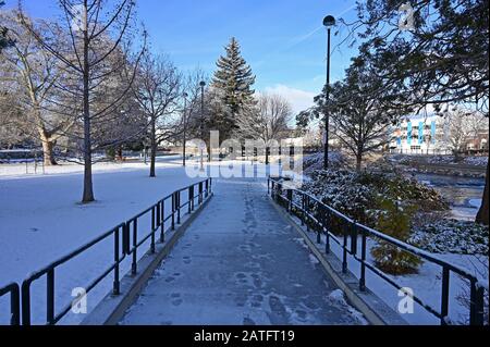 Reno, Nevada - 17. Januar 2020: Truckee River Walk am frühen Morgen nach Schneesturm. Stockfoto