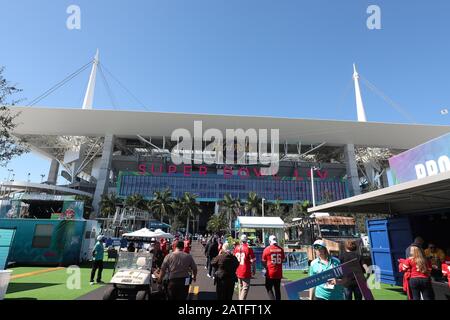 Miami Gardens, USA. Februar 2020. Die Aktivität beginnt vor Super Bowl LIV im Hard Rock Stadium in Miami Gardens am Sonntag, 2. Februar 2020. Foto von Tasos Katopodis/UPI Credit: UPI/Alamy Live News Stockfoto