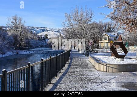 Reno, Nevada - 17. Januar 2020: Truckee River Walk am frühen Morgen nach Schneesturm. Stockfoto