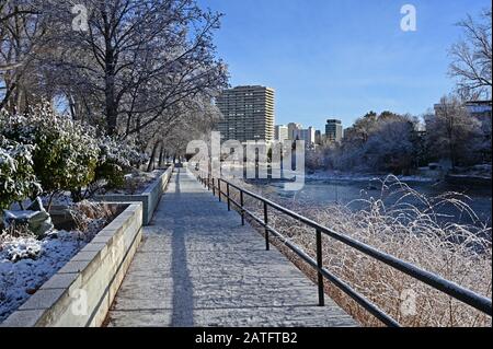 Reno, Nevada - 17. Januar 2020: Truckee River Walk am frühen Morgen nach Schneesturm. Stockfoto