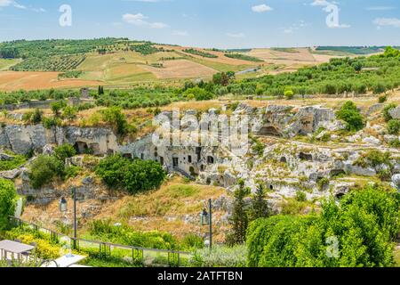 Panoramaaussicht auf Gravina in Apulien an einem sonnigen Sommertag, Provinz Bari, Apulien (Apulien), Süditalien. Stockfoto