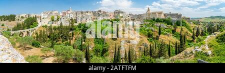 Panoramaaussicht auf Gravina in Apulien an einem sonnigen Sommertag, Provinz Bari, Apulien (Apulien), Süditalien. Stockfoto