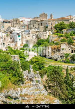 Panoramaaussicht auf Gravina in Apulien an einem sonnigen Sommertag, Provinz Bari, Apulien (Apulien), Süditalien. Stockfoto