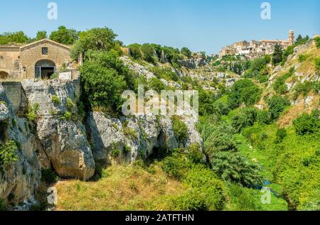 Panoramaaussicht auf Gravina in Apulien an einem sonnigen Sommertag, Provinz Bari, Apulien (Apulien), Süditalien. Stockfoto