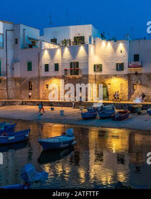 Monopoli an einem Sommerabend, Provinz Bari, Apulien (Apulien), Süditalien. Stockfoto