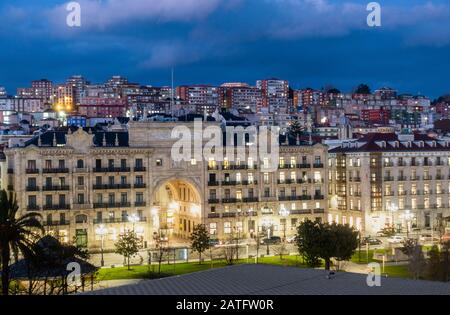 Blick auf das Gebäude Banco de Santander in der Abenddämmerung. Santander, Kantabrien, Spanien Stockfoto